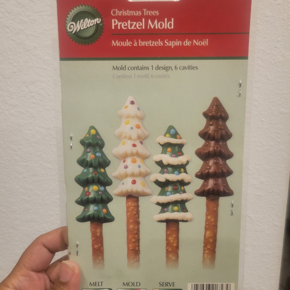 5 Wilton Christmas Tree Pretzel, Chocolate, Cookies Santa, Snowflakes, Etc Molds